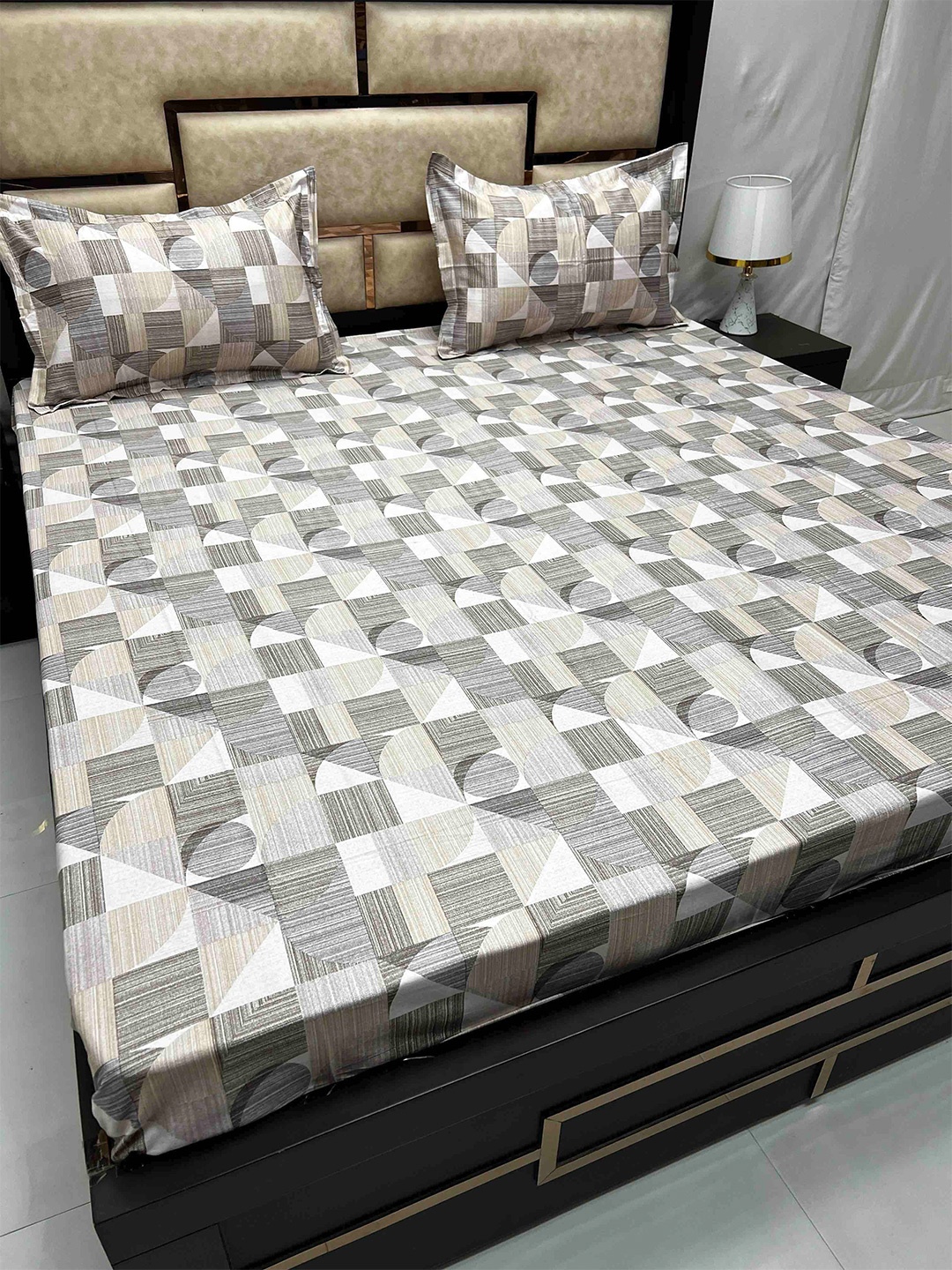 

Pure Decor White & Grey Geometric 350 TC Cotton King Bedsheet with 2 Pillow Covers