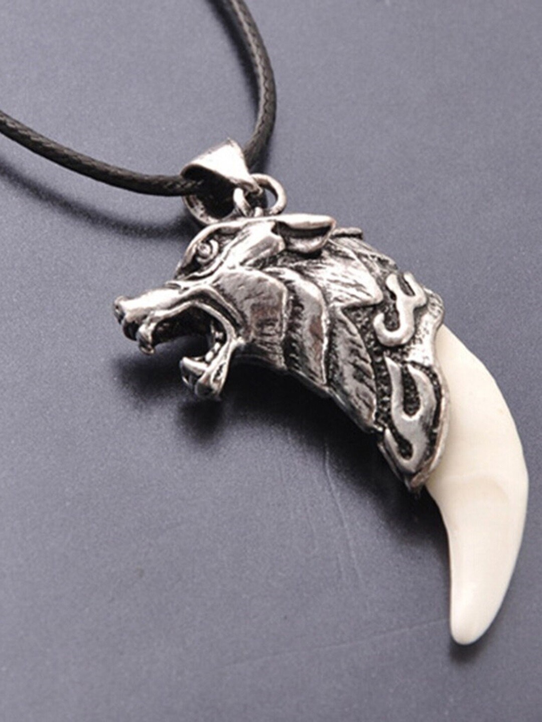 

OOMPH Men Wolf-Tooth Pendant With Chain, Silver