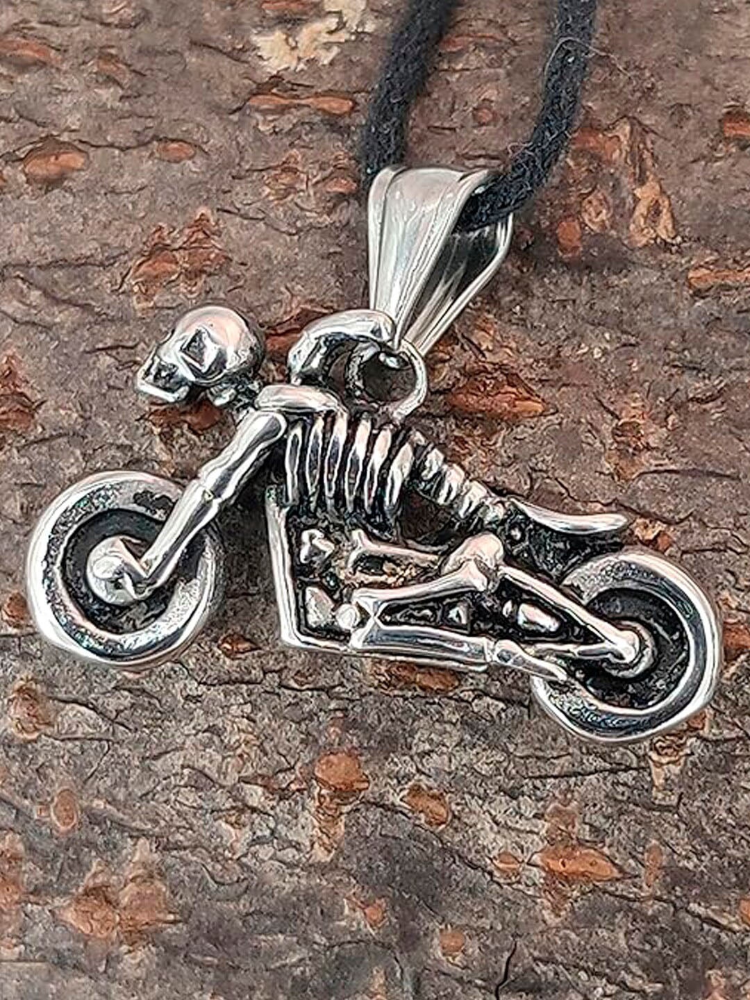 

OOMPH Men Stainless Steel Pendant With Chain, Silver