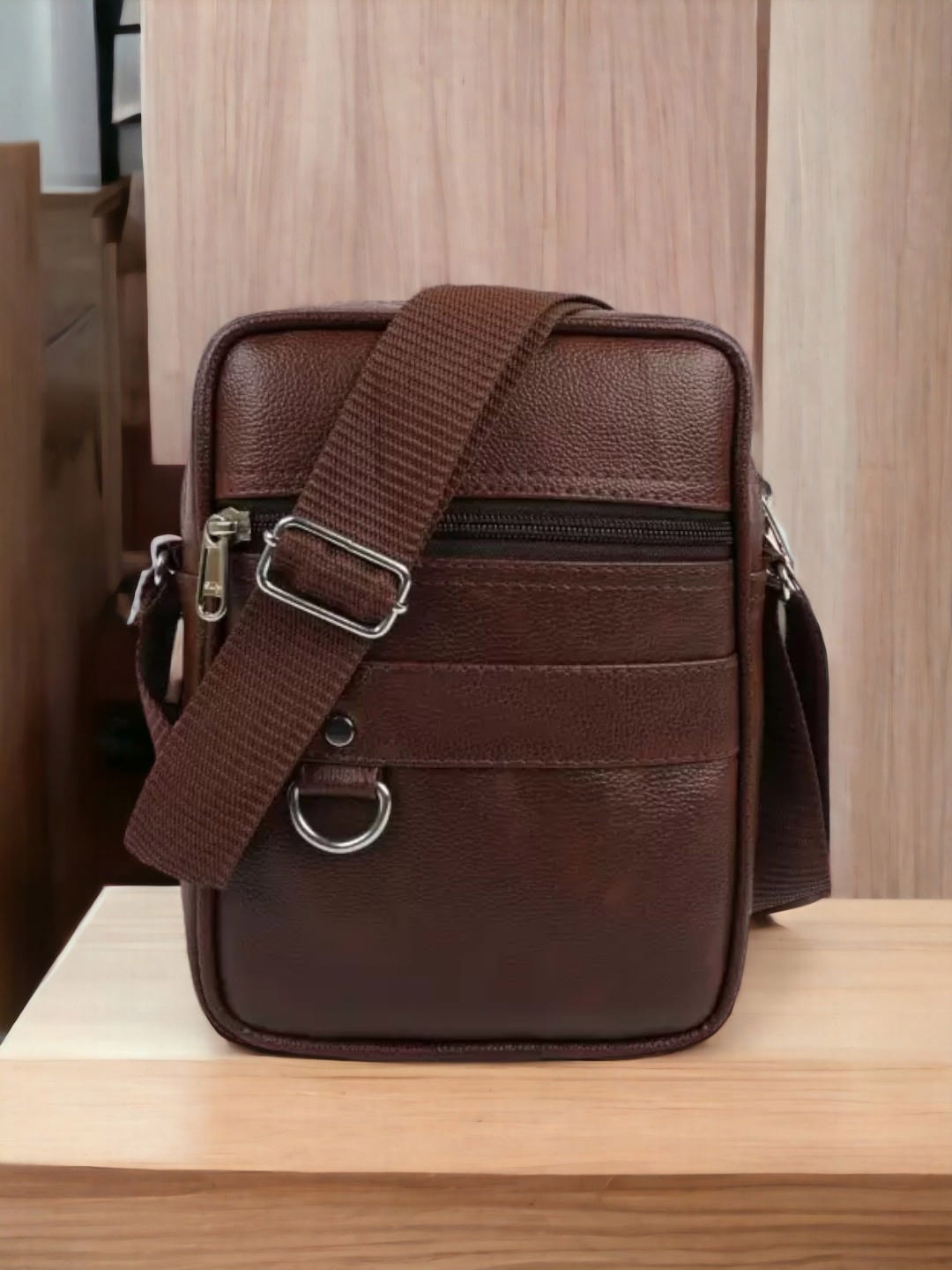 

SAMTROH Men Textured Messenger Bag, Brown