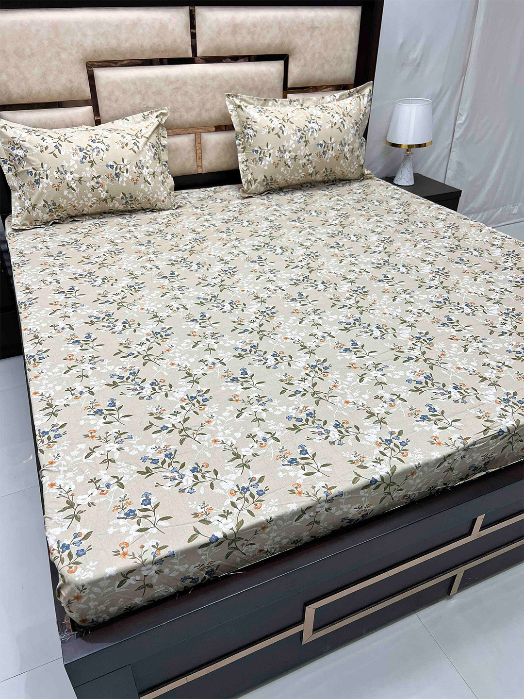 

Pure Decor Villa Green Geometric 330 TC Cotton King Bedsheet with 2 Pillow Covers