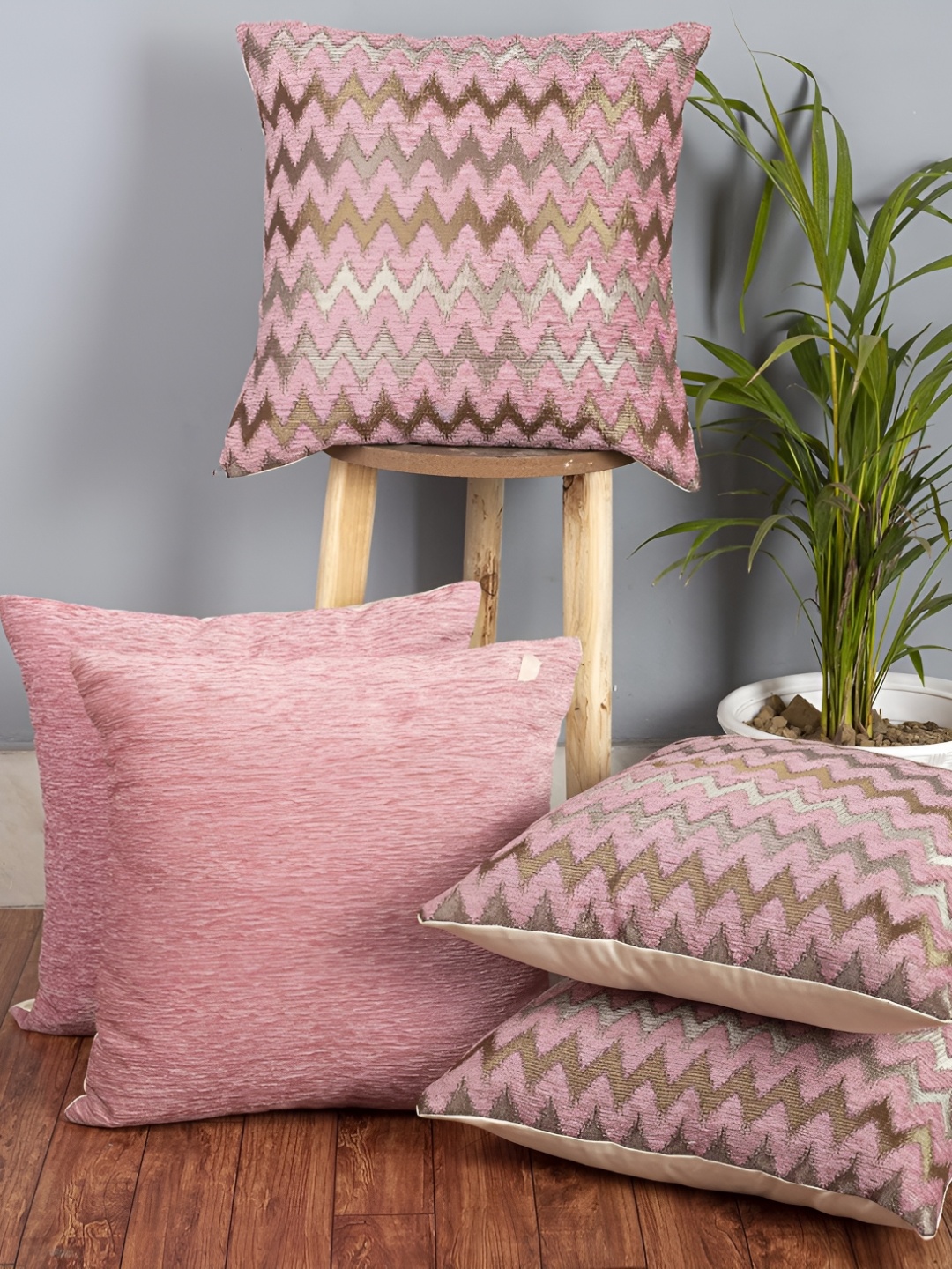 

CAZIMO Pink & Gold-Toned 5 Pieces Geometric Chevron Jacquard Square Cushion Covers