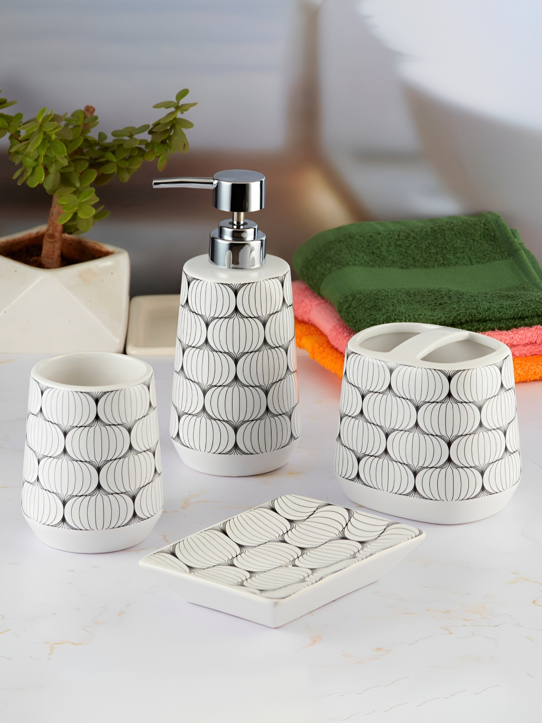 

Kookee White & Grey 4 Pieces Abstract Ceramic Bath Accessories Set