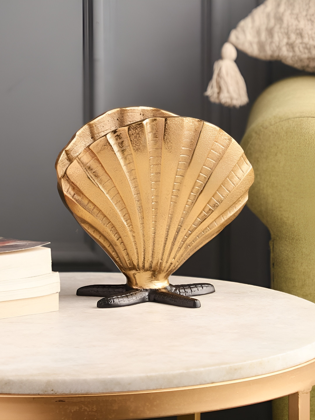 

Decor de Maison Gold Toned & Black Shell Shaped Metal Vase