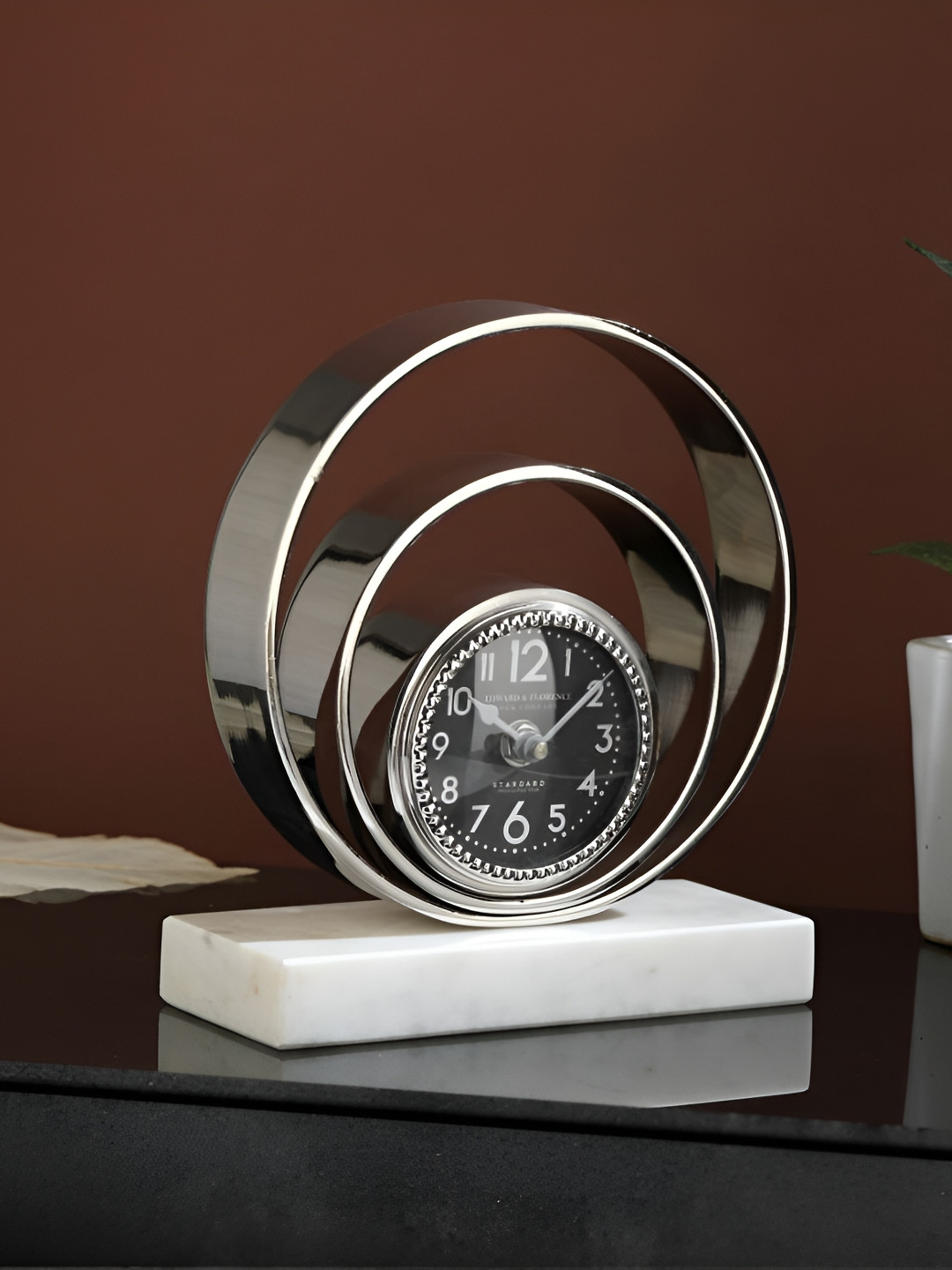 

Decor de Maison Silver-Toned Metal Textured Round Contemporary Table Clock