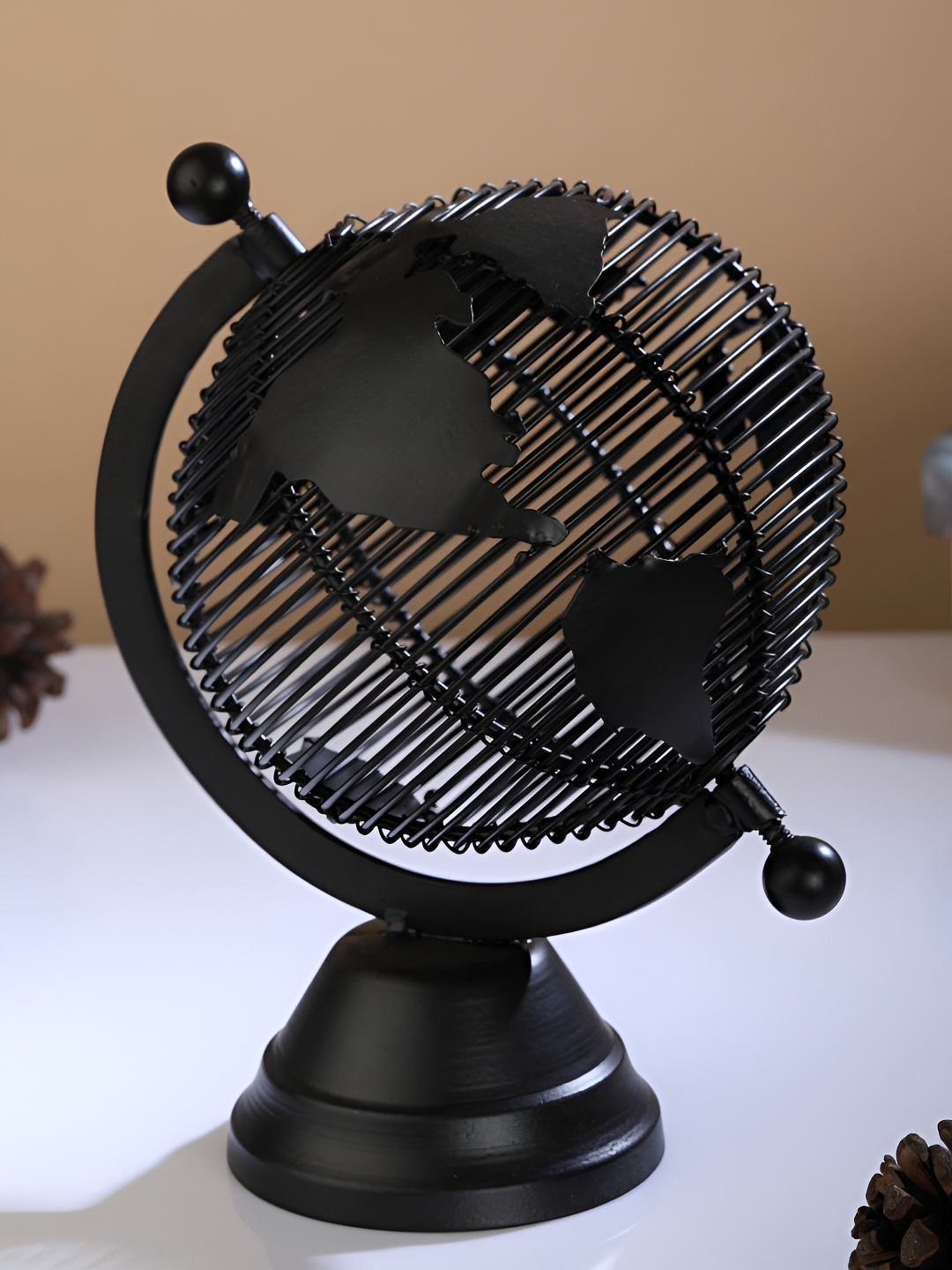 

Decor de Maison Black Solidarity Globe Showpiece
