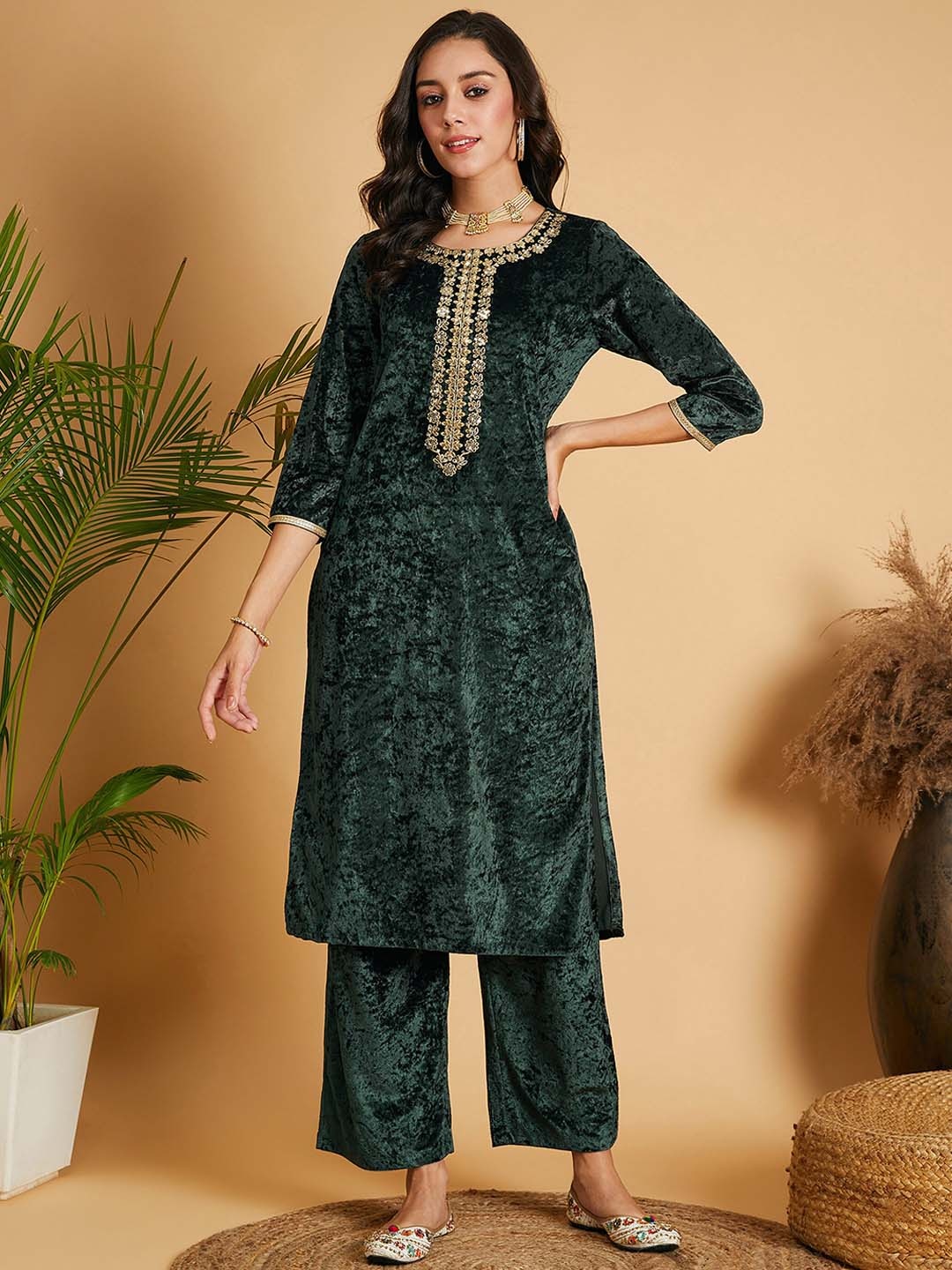 

Shae by SASSAFRAS Ethnic Motifs Embroidered Velvet Straight Kurta, Green