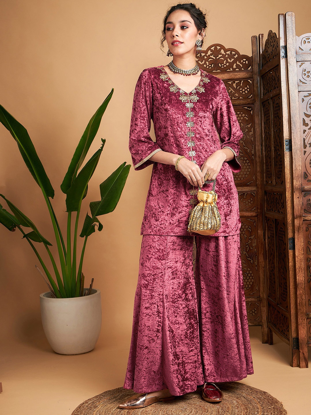 

Shae by SASSAFRAS Embroidered Velvet Regular Kurta with Palazzos, Pink