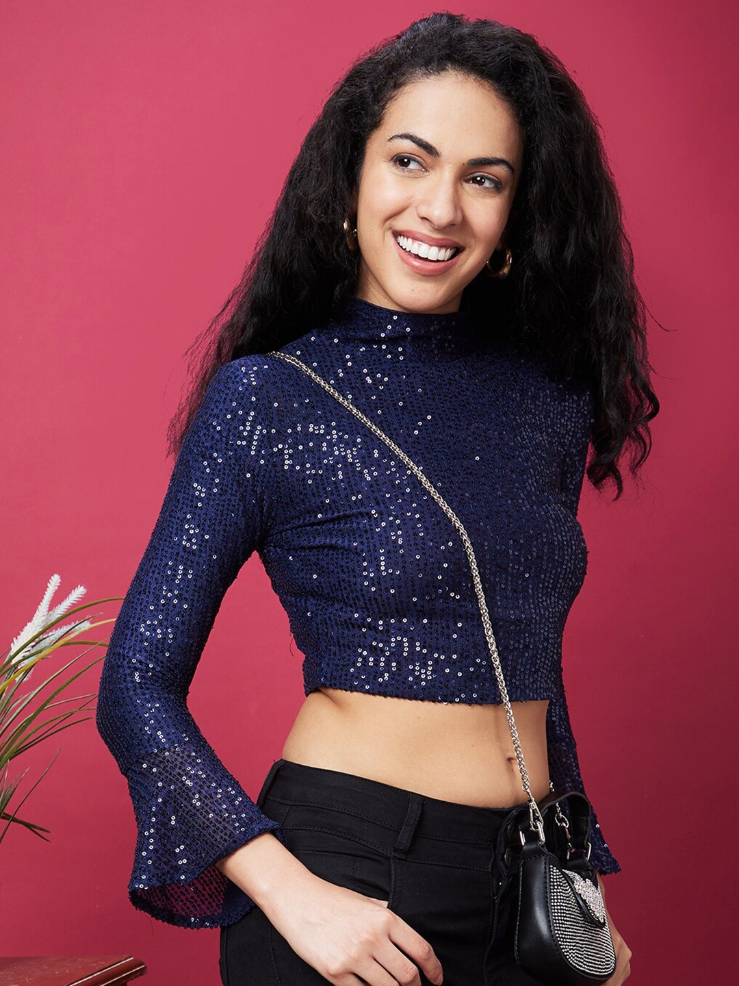 

Globus Navy Blue Embellished High Neck Sequinned Detailed Fitted Crop Top