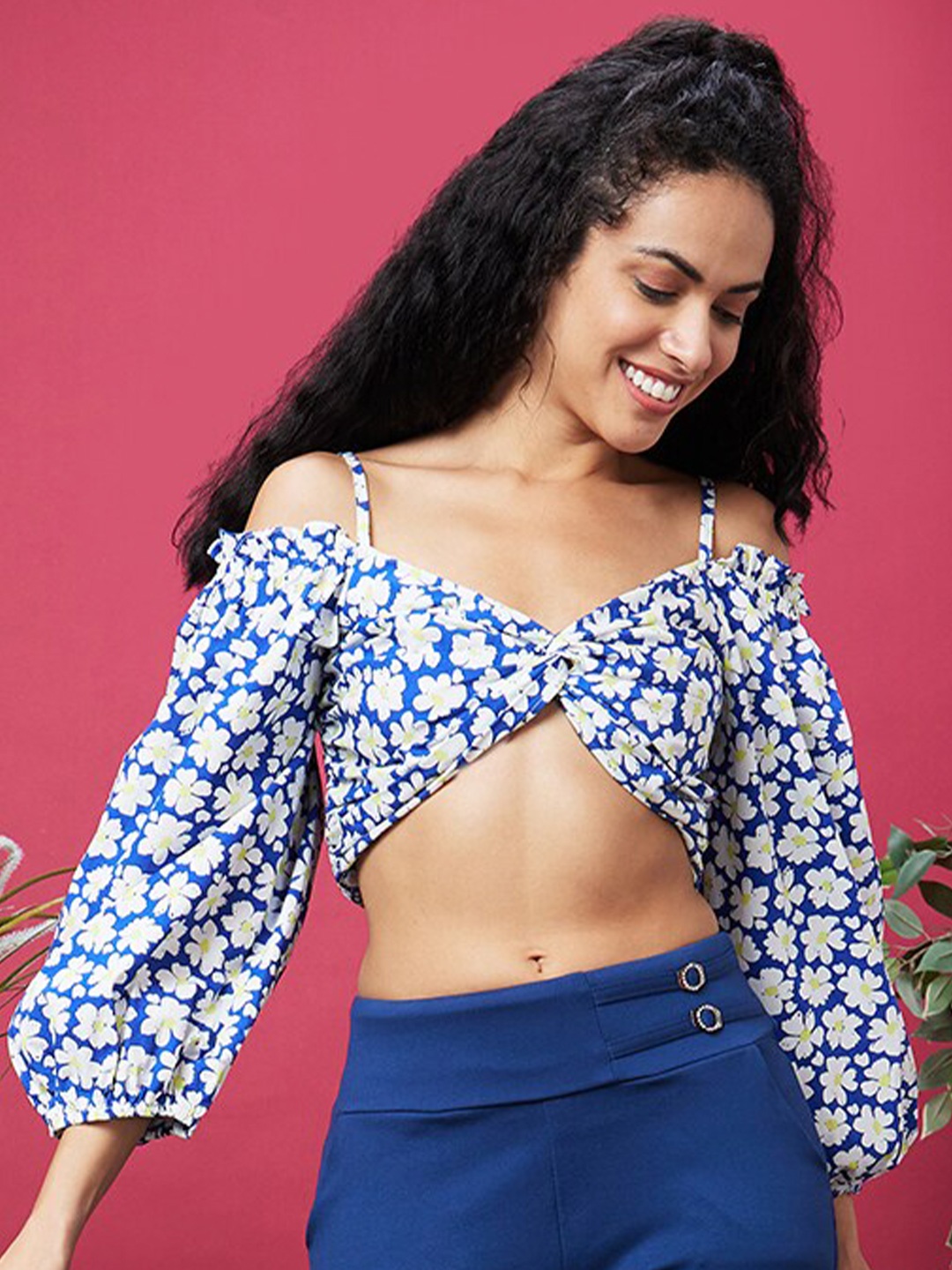 

Globus White Floral Printed Shoulder Straps Cold-Shoulder Sleeves Cotton Bralette Crop Top