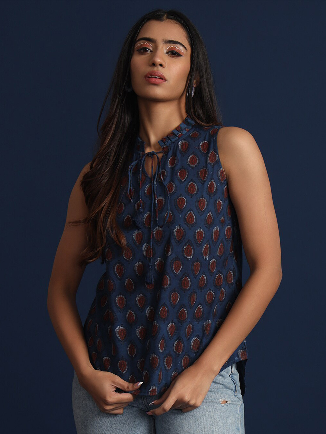 

Taavi Floral Printed Tie-Up Neck Sleeveless Pure Cotton Top, Blue