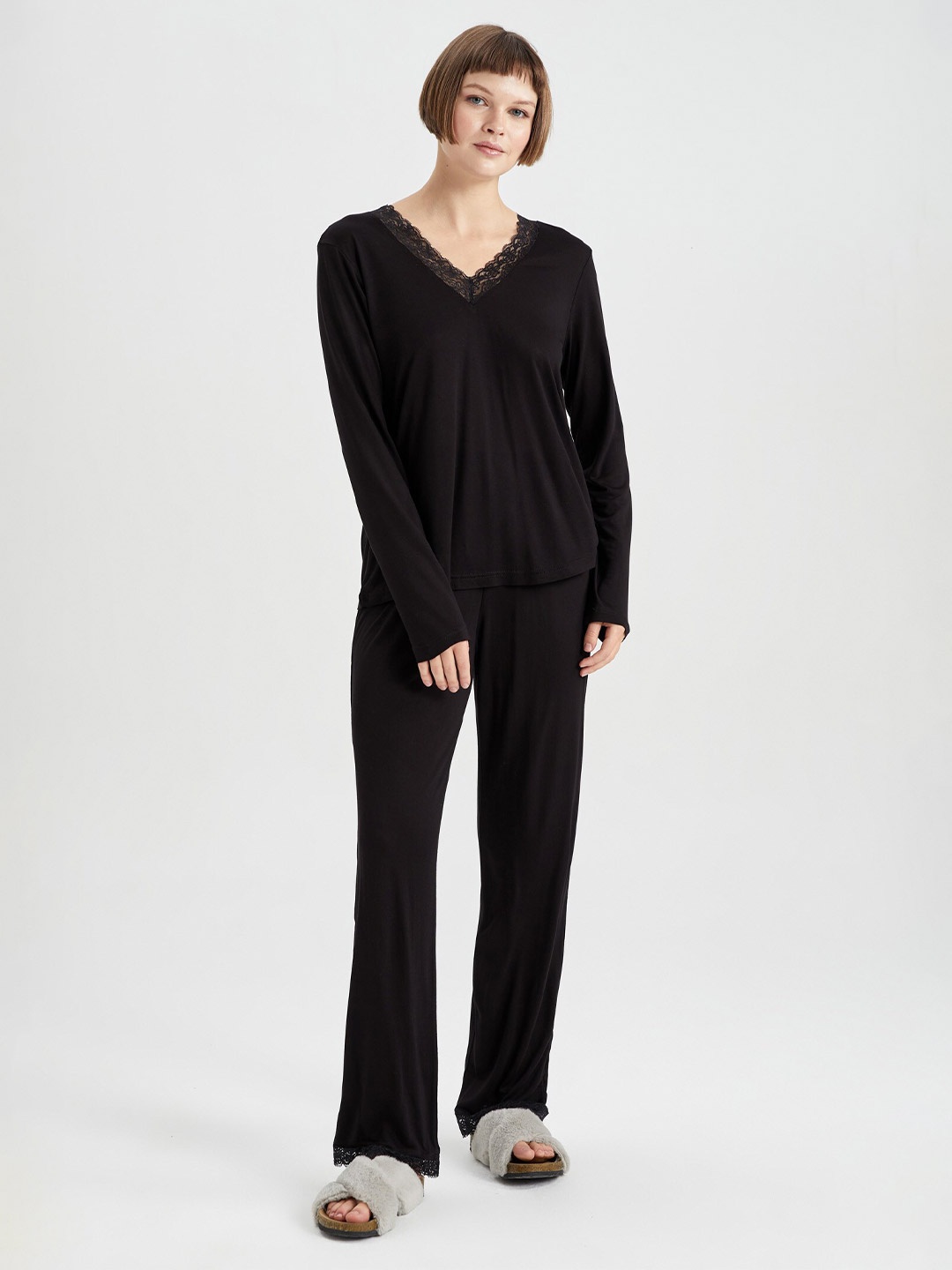 

DeFacto Lace Detail V-Neck Top With Lounge Pants, Black
