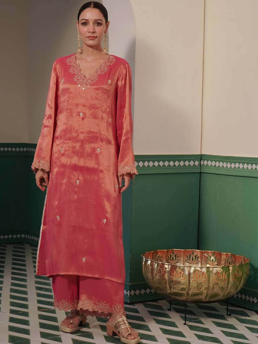 

NERO Floral Embroidred Sequinned Kurta With Trousers & Dupatta, Pink