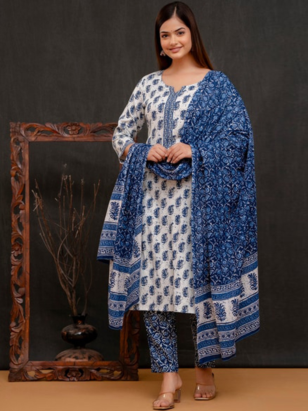

STYLUM FAB Floral Printed Kurta & Trousers With Dupatta, Blue
