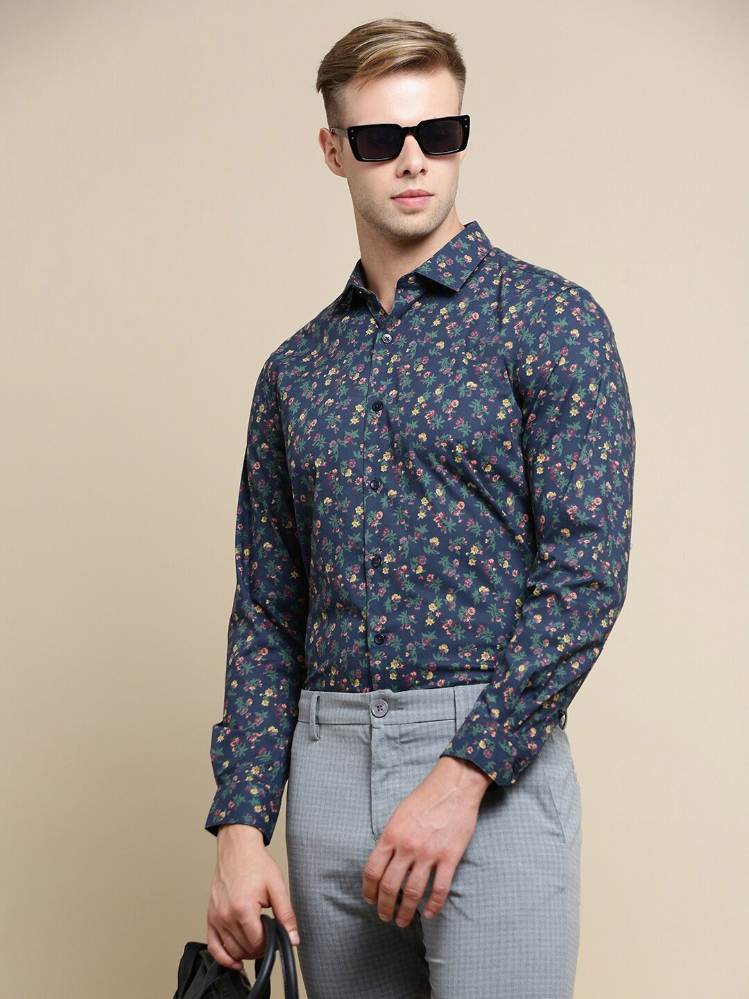 

INVICTUS Standard Slim Fit Floral Printed Cotton Formal Shirt, Navy blue