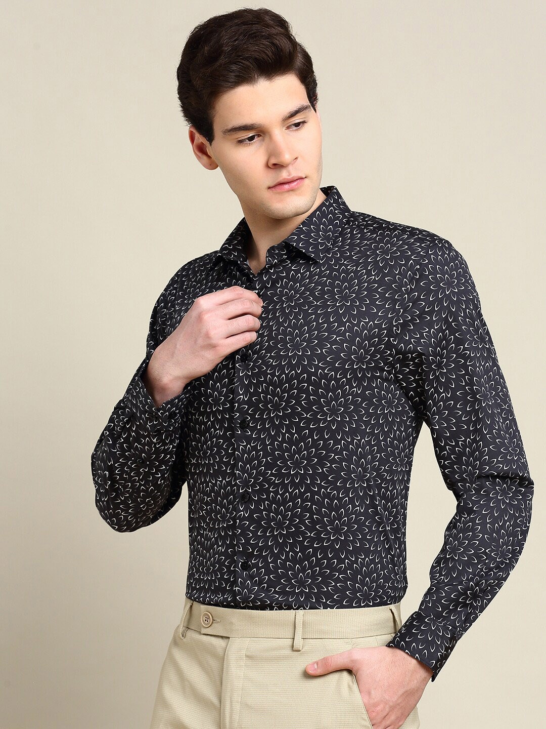 

INVICTUS Standard Slim Fit Floral Printed Formal Satin Shirt, Black