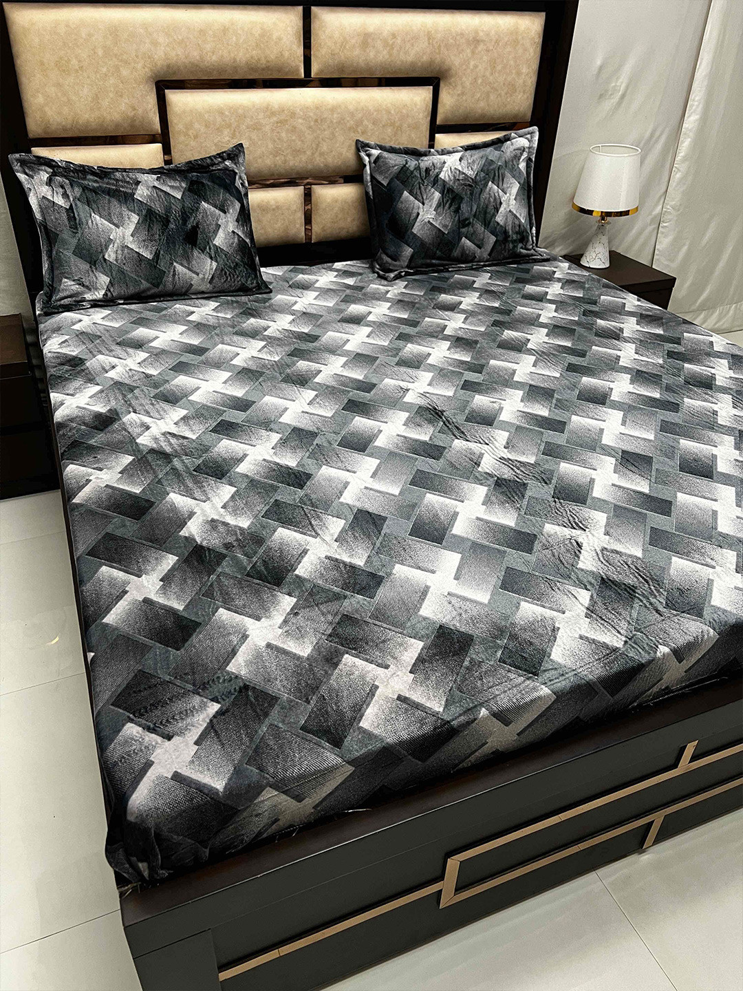 

Pure Decor cozy Black White Geometric 120 TC King Bedsheet with 2 Pillow Covers
