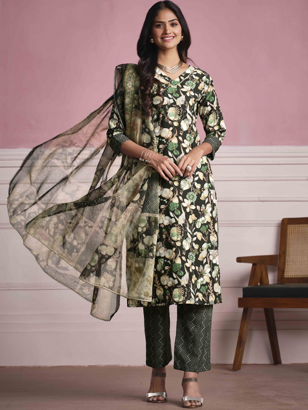 

Sangria Green Floral Printed Straight Kurta & Trouser With Dupatta
