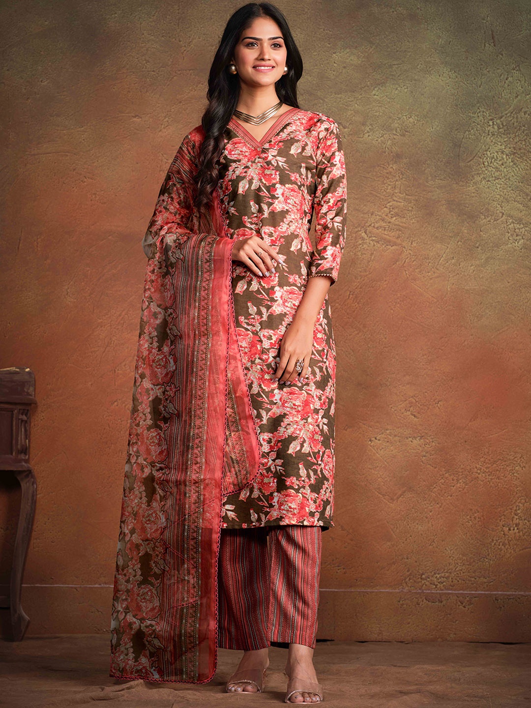 

Sangria Floral Printed Straight Kurta With Trouser & Dupatta Set, Peach