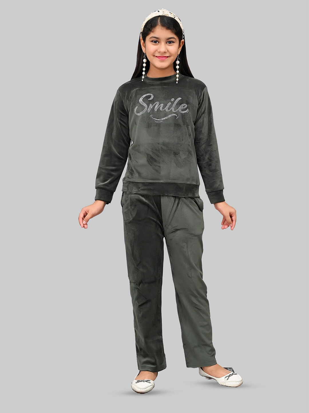 

Elendra jeans Girls Typography Printed Long Sleeve Fleece T-Shirt With Trouser, Green