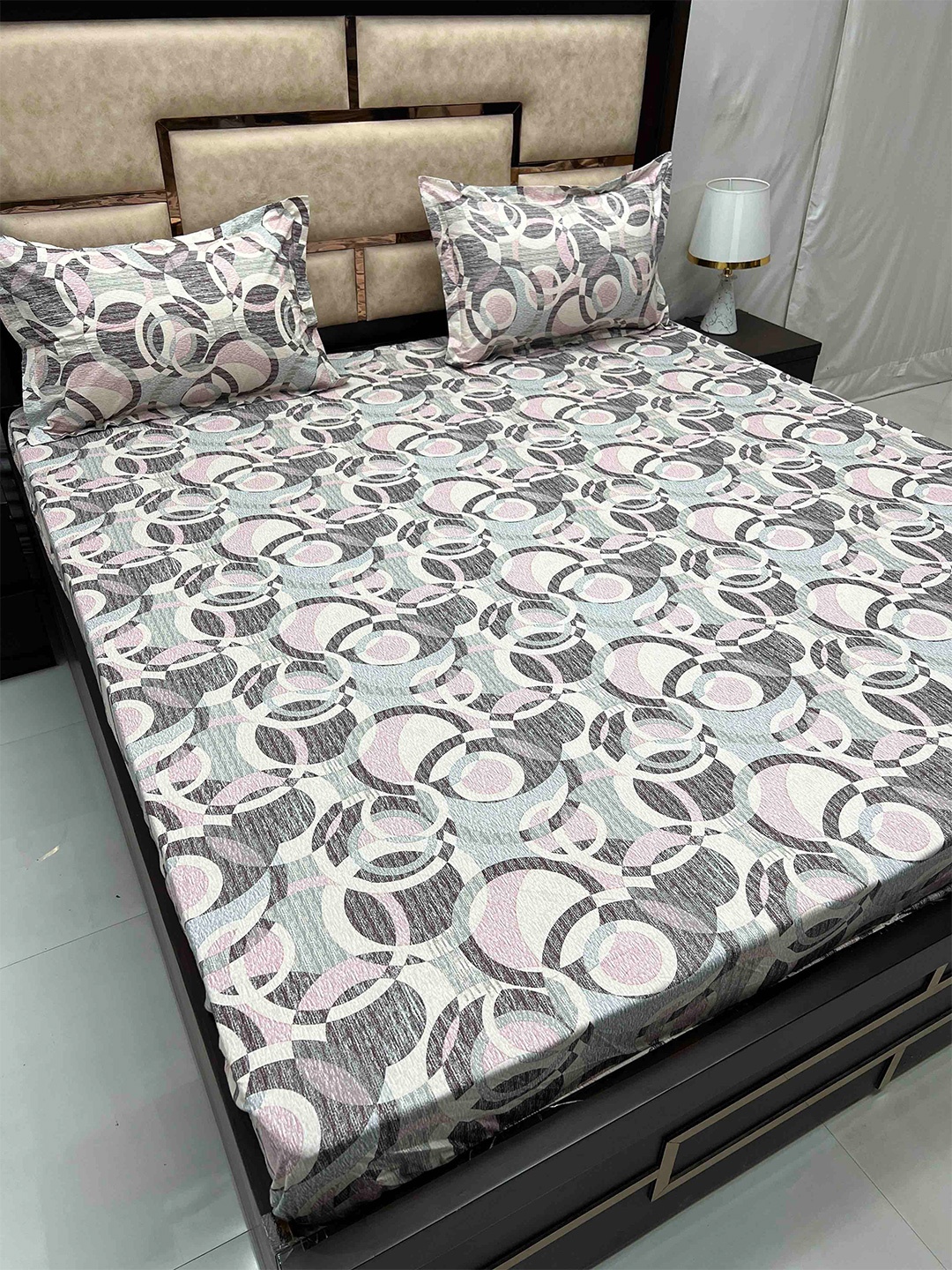 

Pure Decor Villa Grey & Pink 300 TC Cotton Geometric King Bedsheet with 2 Pillow Covers