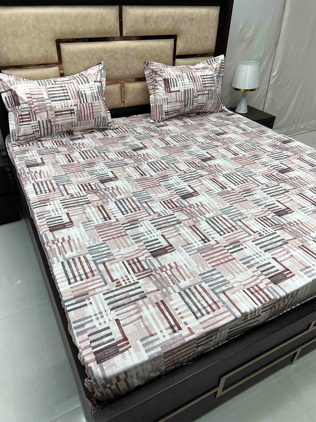 

Pure Decor Maroon & White Pure cotton 300 TC King Bedsheet with 2 Pillow Covers