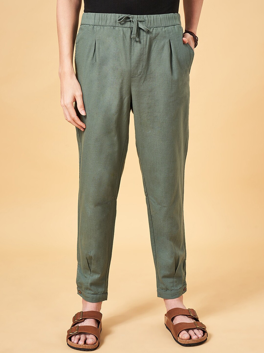 

7 Alt by Pantaloons Men Regular Fit Mid-Rise Plain Cotton Trousers, Green