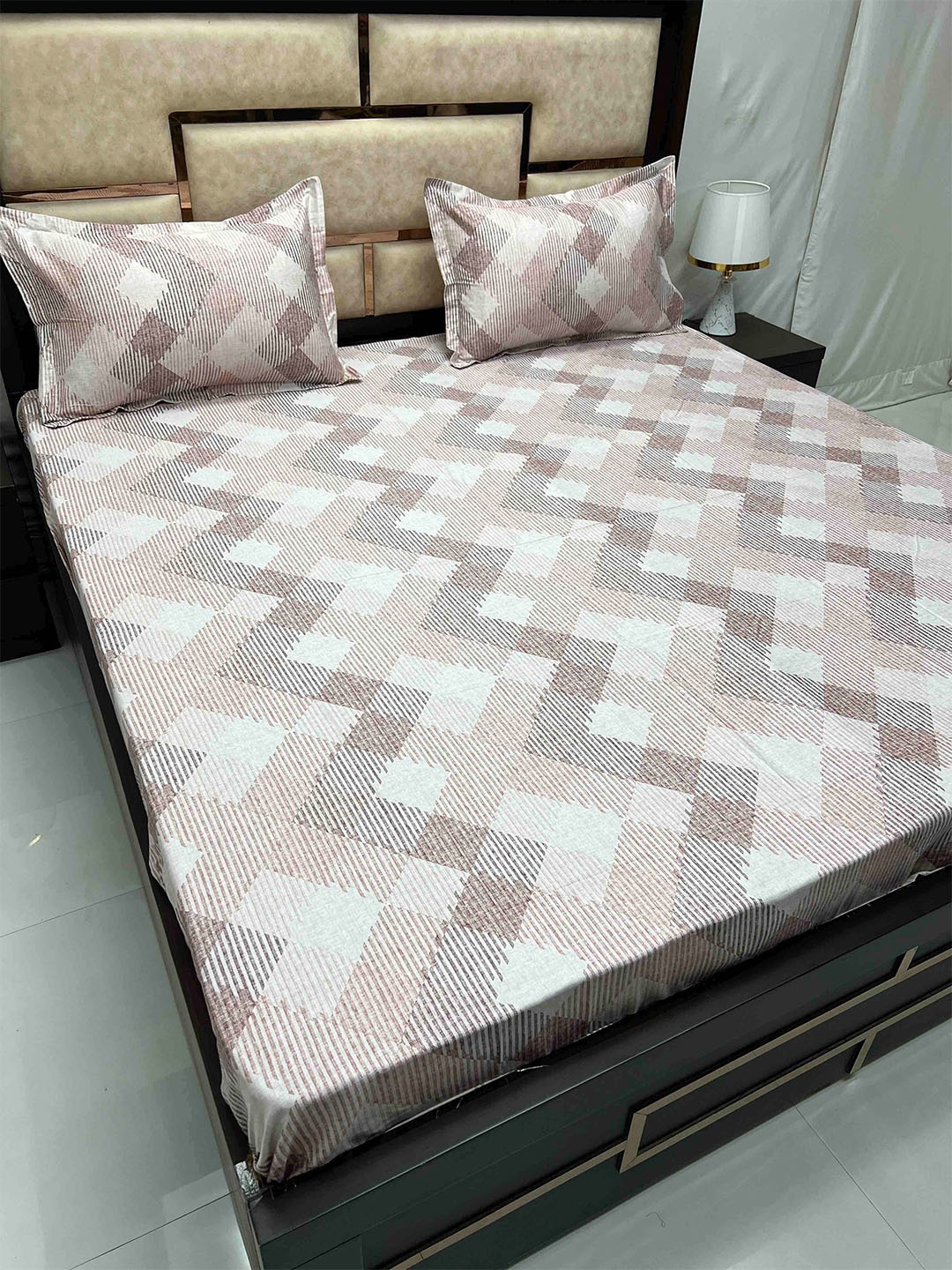 

Pure Decor Divine Fur White Geometric 330 TC Cotton King Bedsheet with 2 Pillow Covers