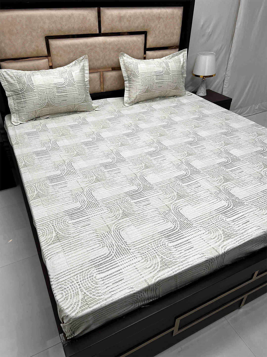 

Pure Decor Divine Fur Green Geometric 330 TC Cotton King Bedsheet with 2 Pillow Covers