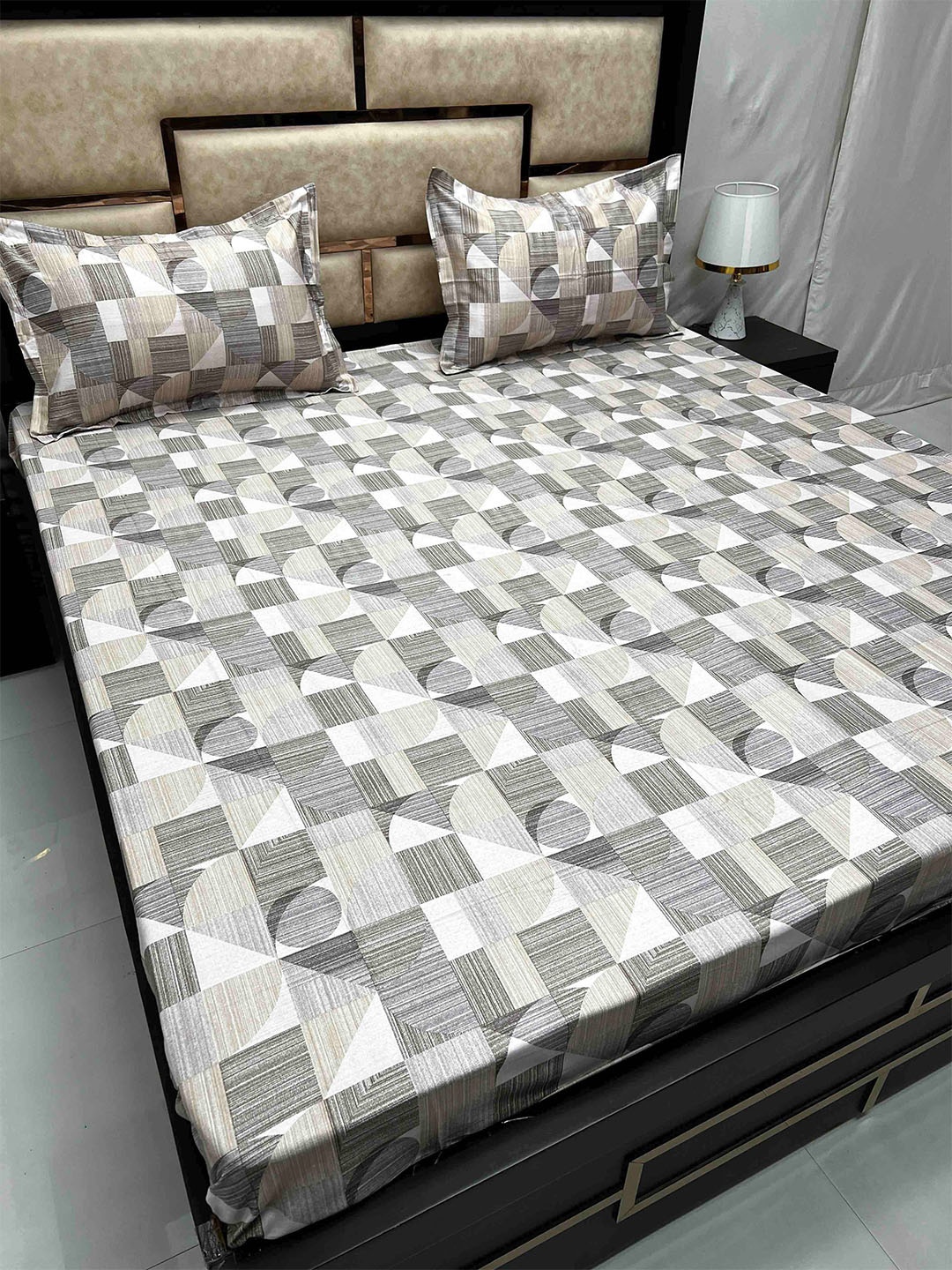 

Pure Decor Divine Fur Grey Geometric 330 TC Cotton King Bedsheet with 2 Pillow Covers, White