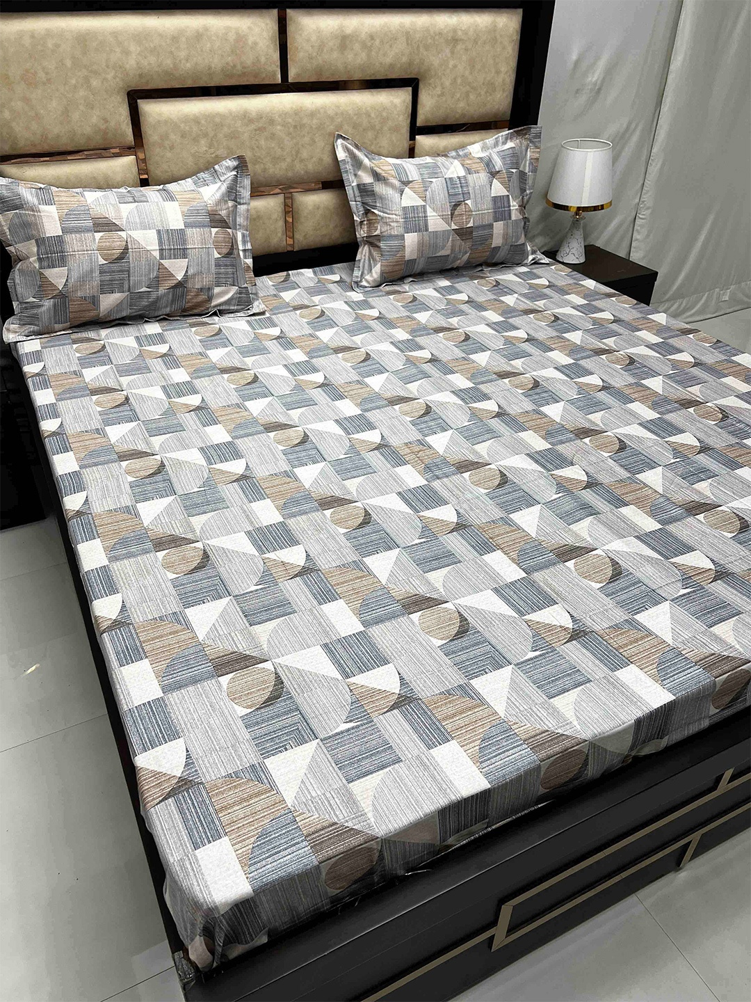 

Pure Decor Divine Fur White Geometric 330 TC Cotton King Bedsheet with 2 Pillow Covers