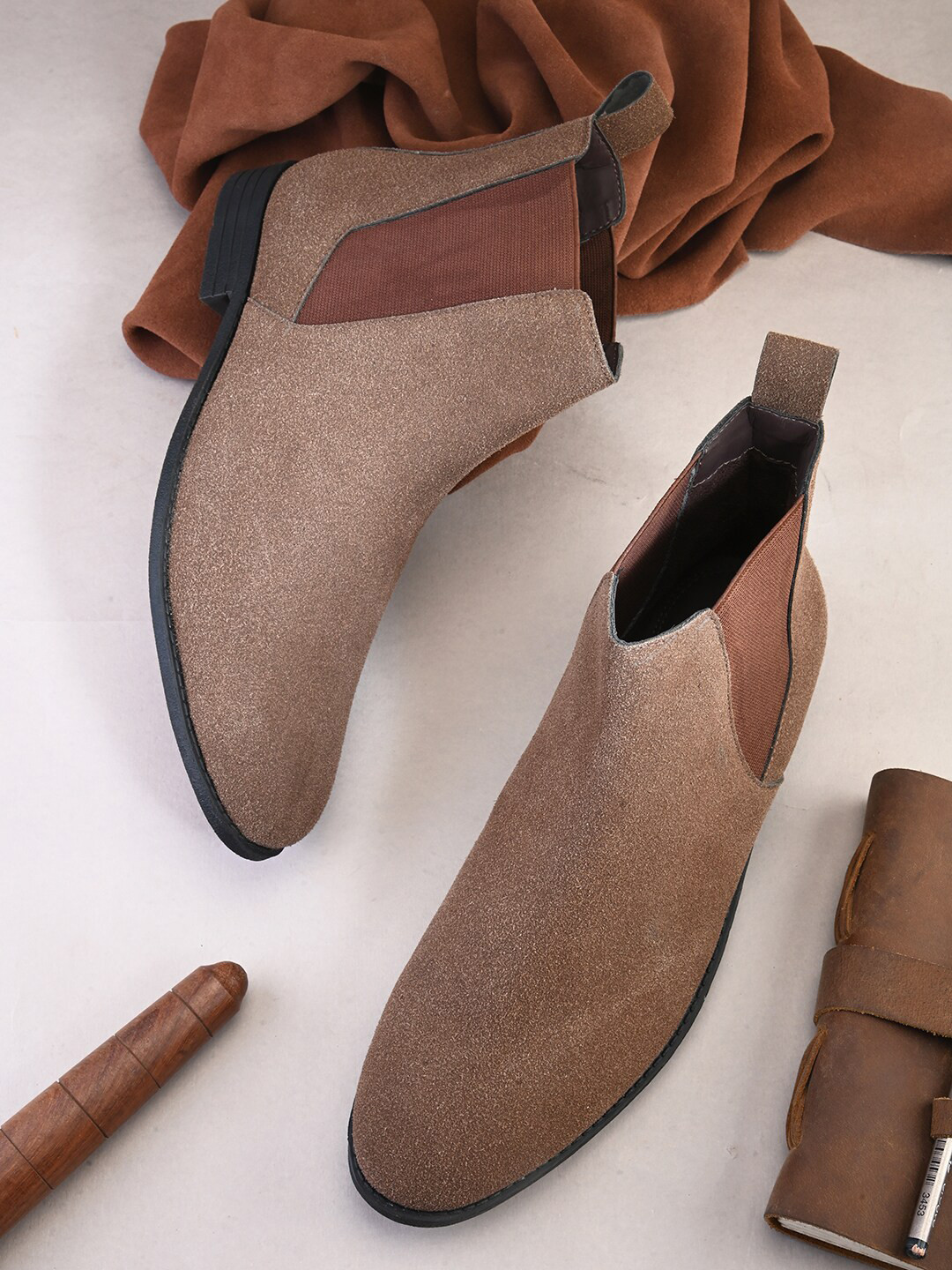 

The Roadster Lifestyle Co. Men Textured Mid-Top Chelsea Boots, Brown