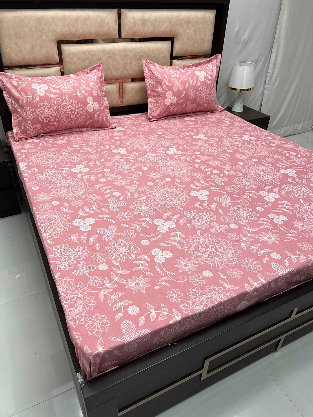 

Pure Decor Amulya Pink & White 230 TC Floral Queen Bedsheet with 2 Pillow Covers