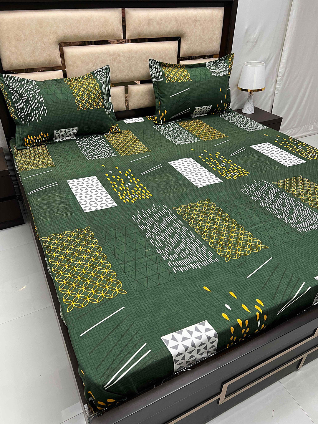 

Pure Decor Amulya Green & White 230 TC Geometric Queen Bedsheet with 2 Pillow Covers