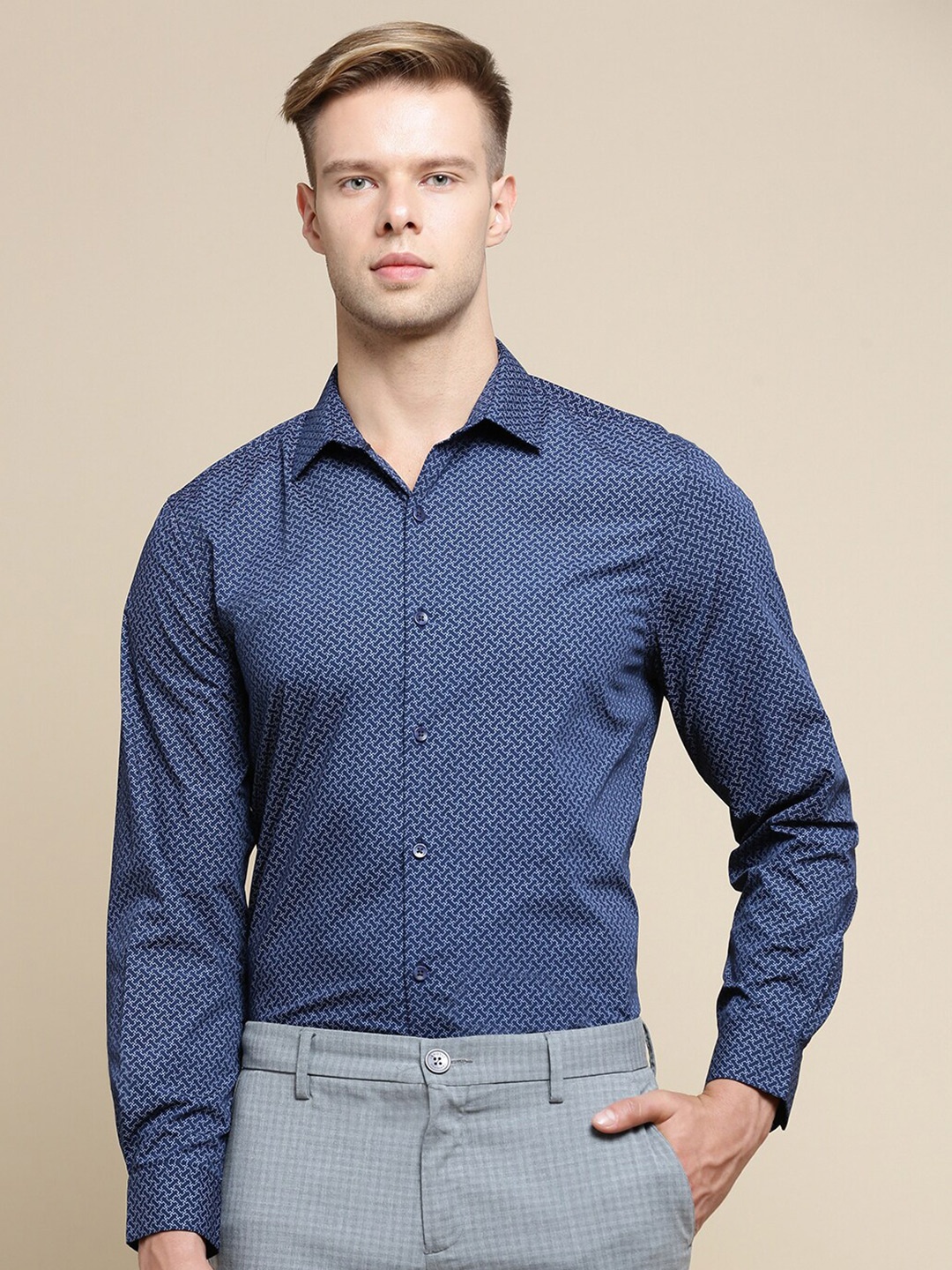 

INVICTUS Standard Slim Fit Geometric Printed Cotton Formal Shirt, Navy blue