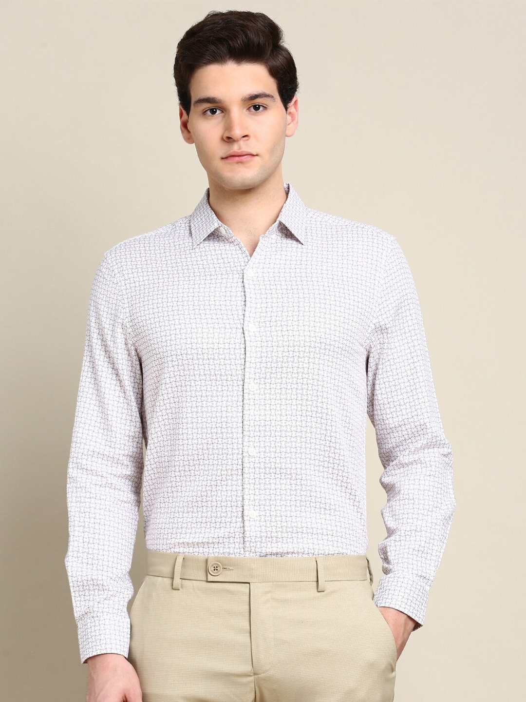 

INVICTUS Standard Slim Fit Conversational Printed Cotton Casual Shirt, White
