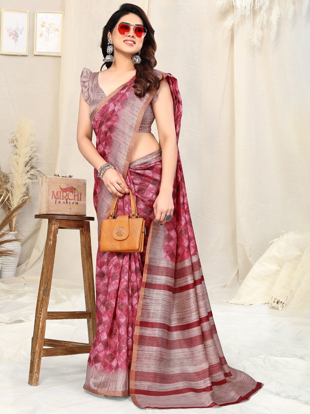 

KALINI Checked Art Silk Saree, Red