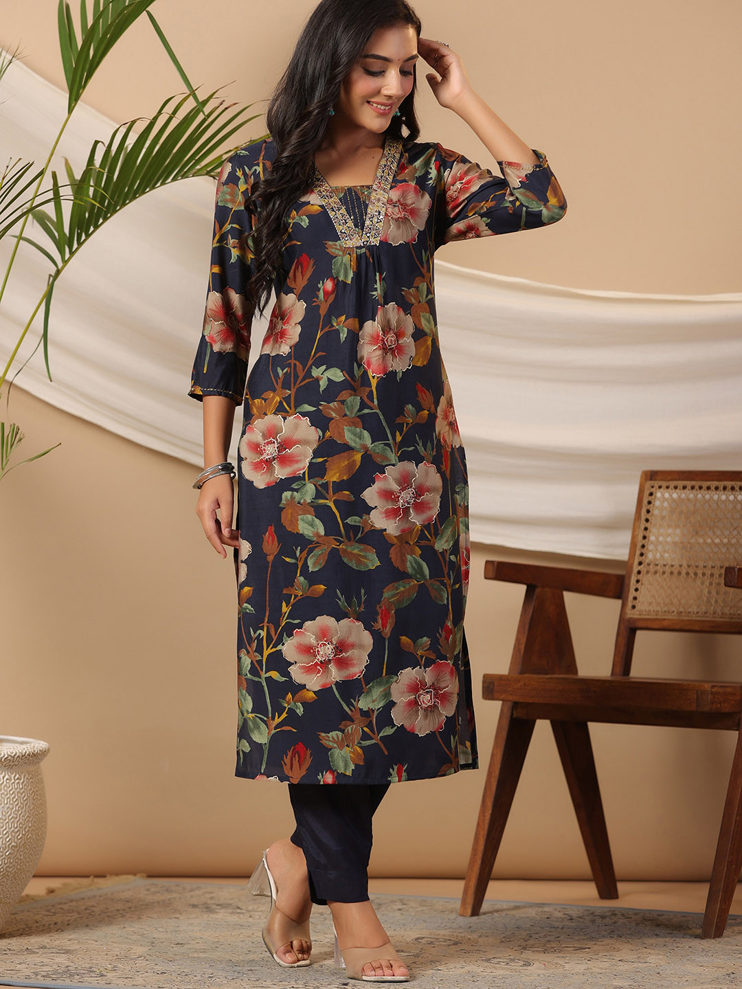 

PIROH Floral Printed V-Neck Kurta With Trousers, Blue