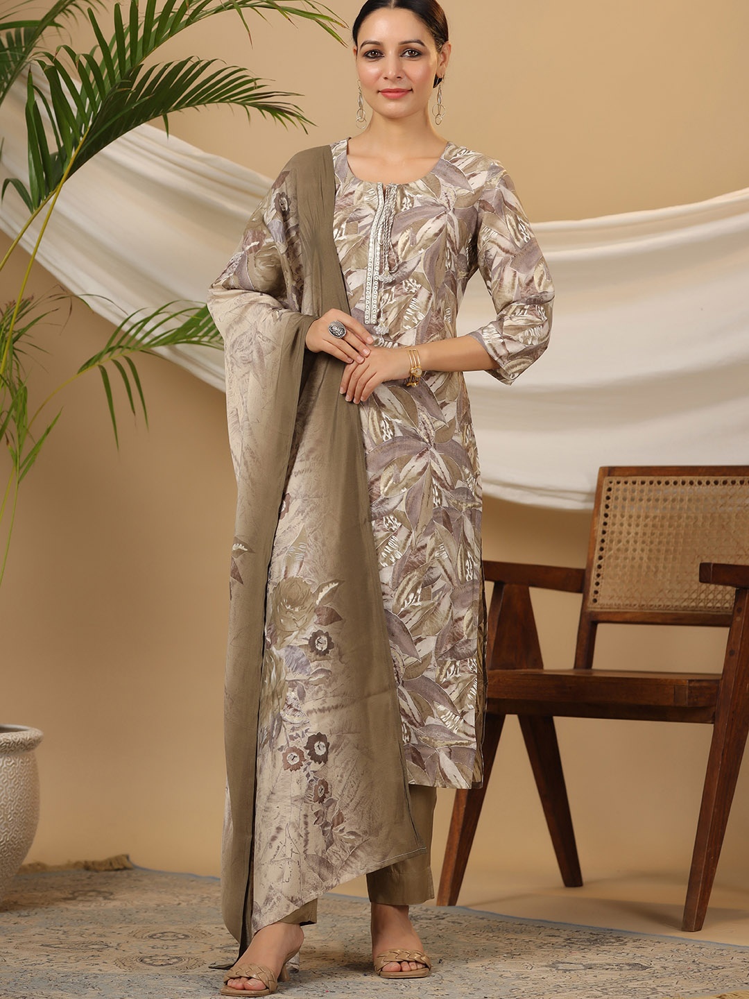 

PIROH Floral Printed Kurta & Trousers With Dupatta, Grey