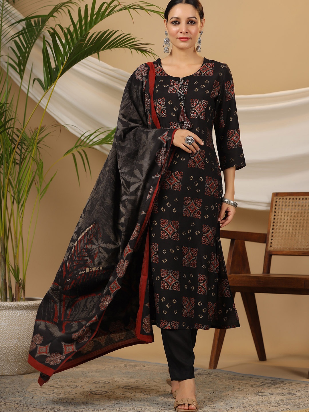 

PIROH Ethnic Motifs Printed Kurta & Trousers With Dupatta, Black