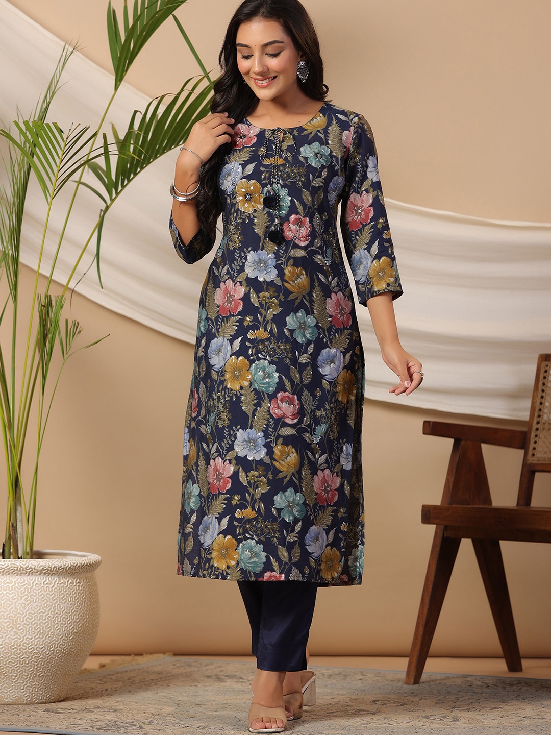 

PIROH Floral Pinted Straight Kurta with Trousers, Navy blue