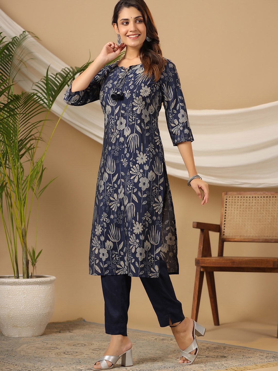 

PIROH Floral Printed Tie-Up Neck Sequinned Straight Kurta with Trouser, Blue
