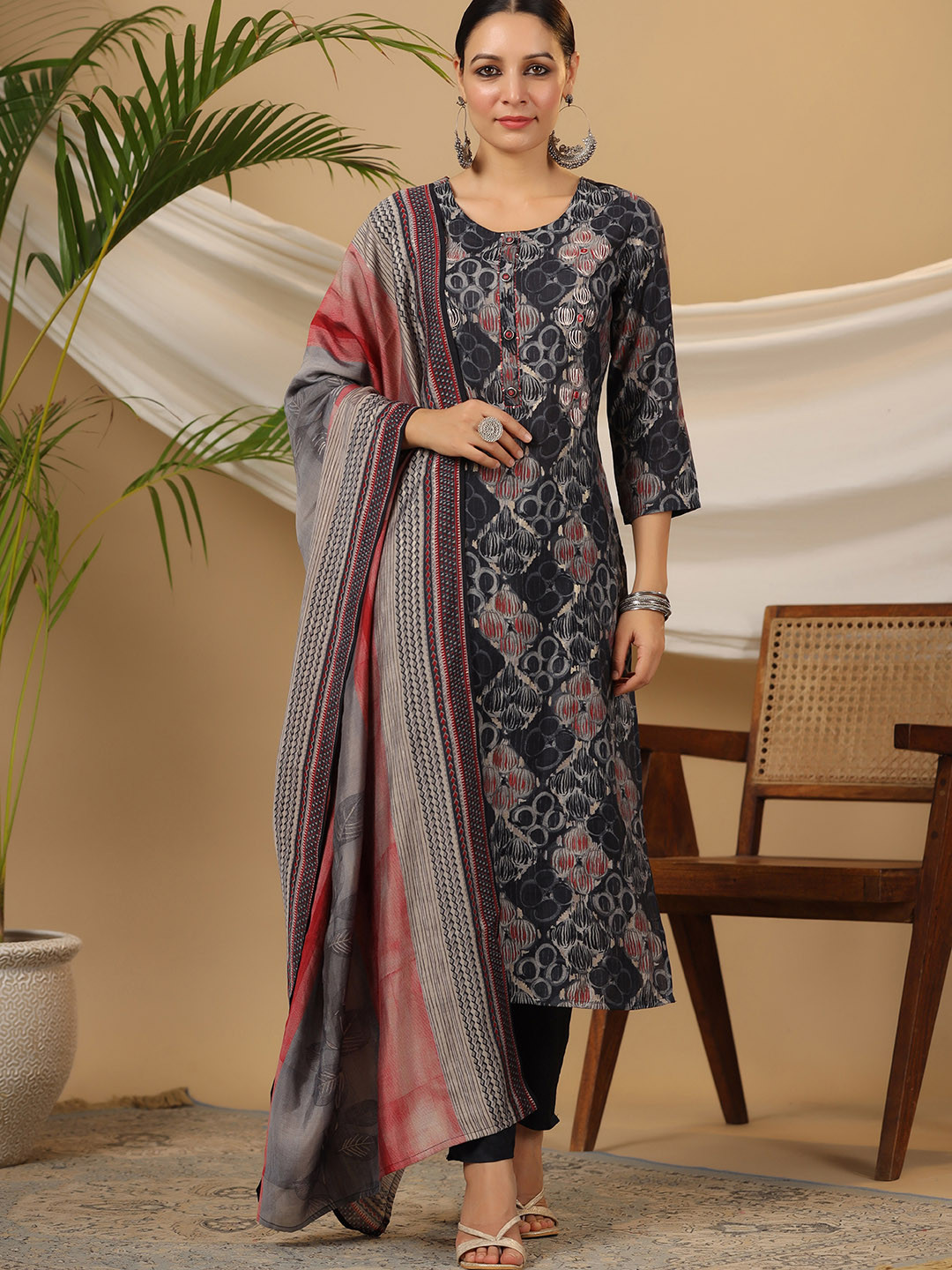

PIROH Geometric Printed Mirror Work Straight Kurta with Trouser & Dupatta, Black