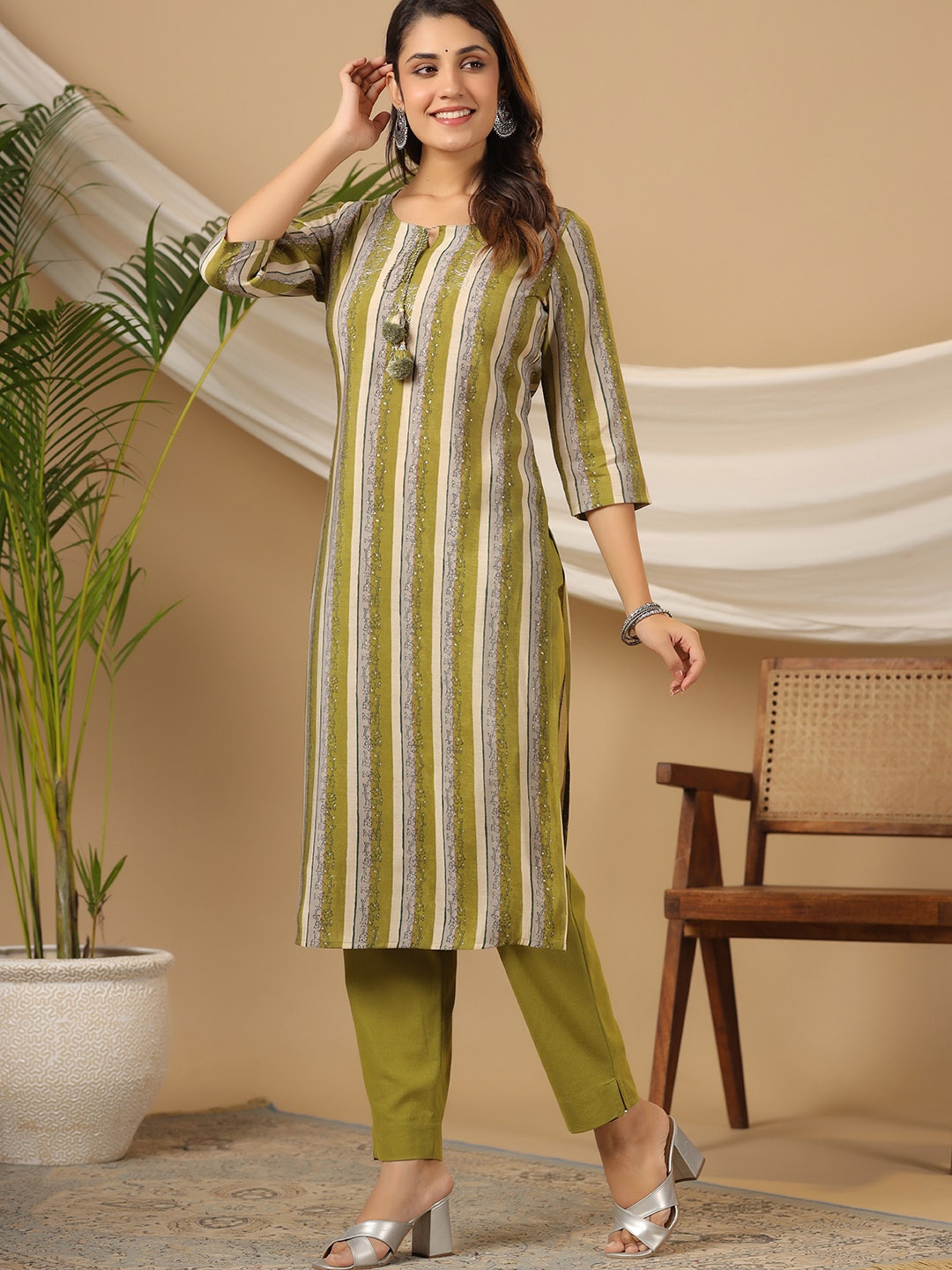 

PIROH Floral Printed Kurta with Trousers, Green