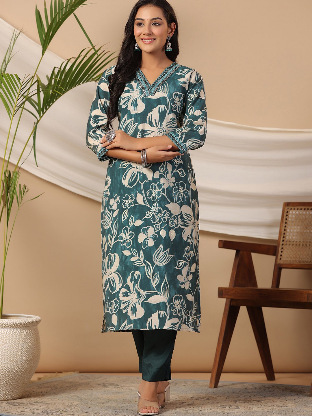 

PIROH Floral Printed V-Neck Mirror Work Straight Kurta with Trouser, Green