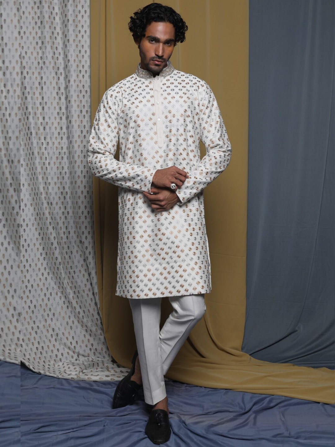 

Krishna Mehta Geometric Embroidered Mandarin Collar Kurta with Pyjamas, Off white