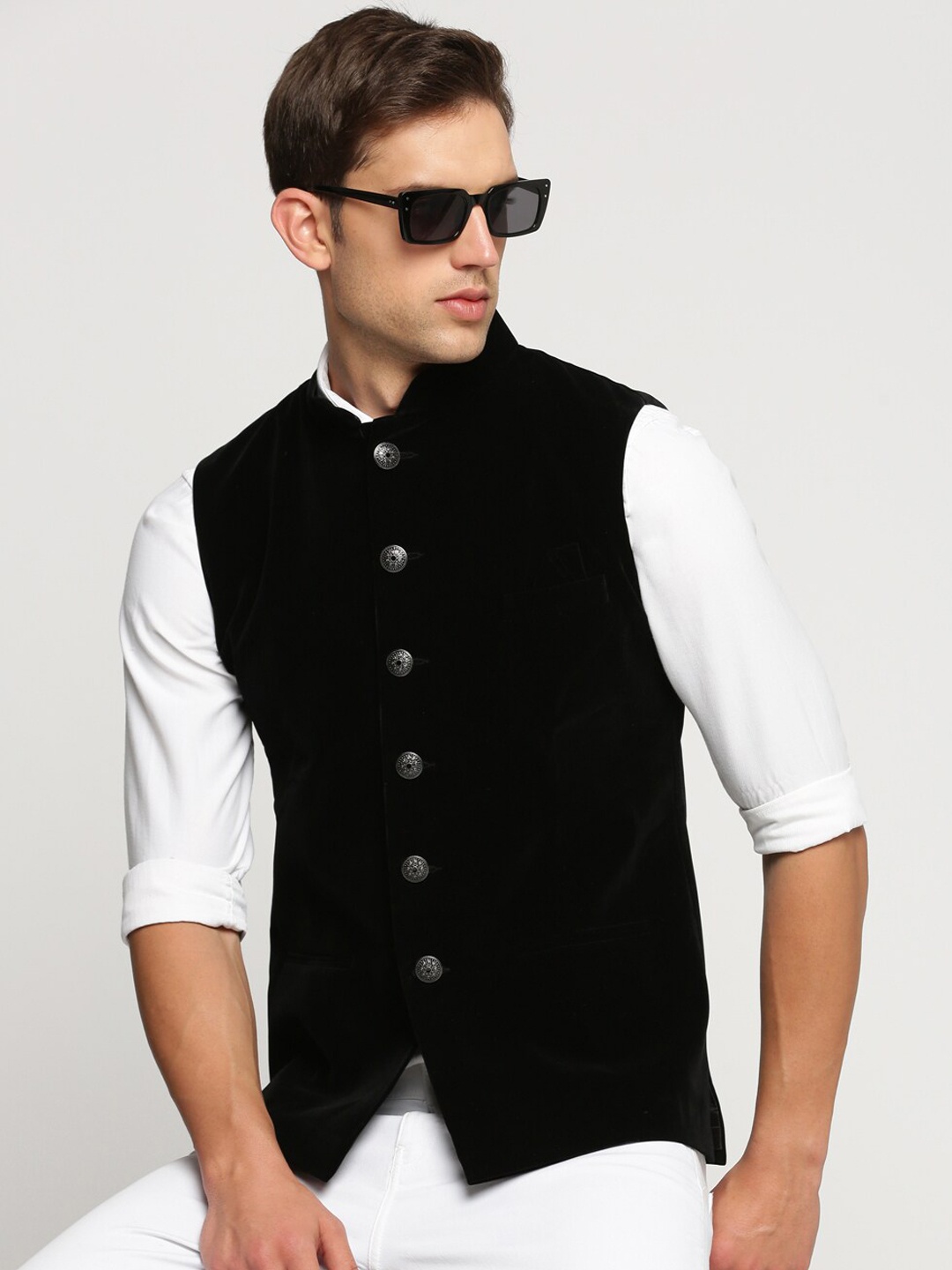 

SHOWOFF Mandarin Collar Slim-Fit Velvet Nehru Jacket, Black