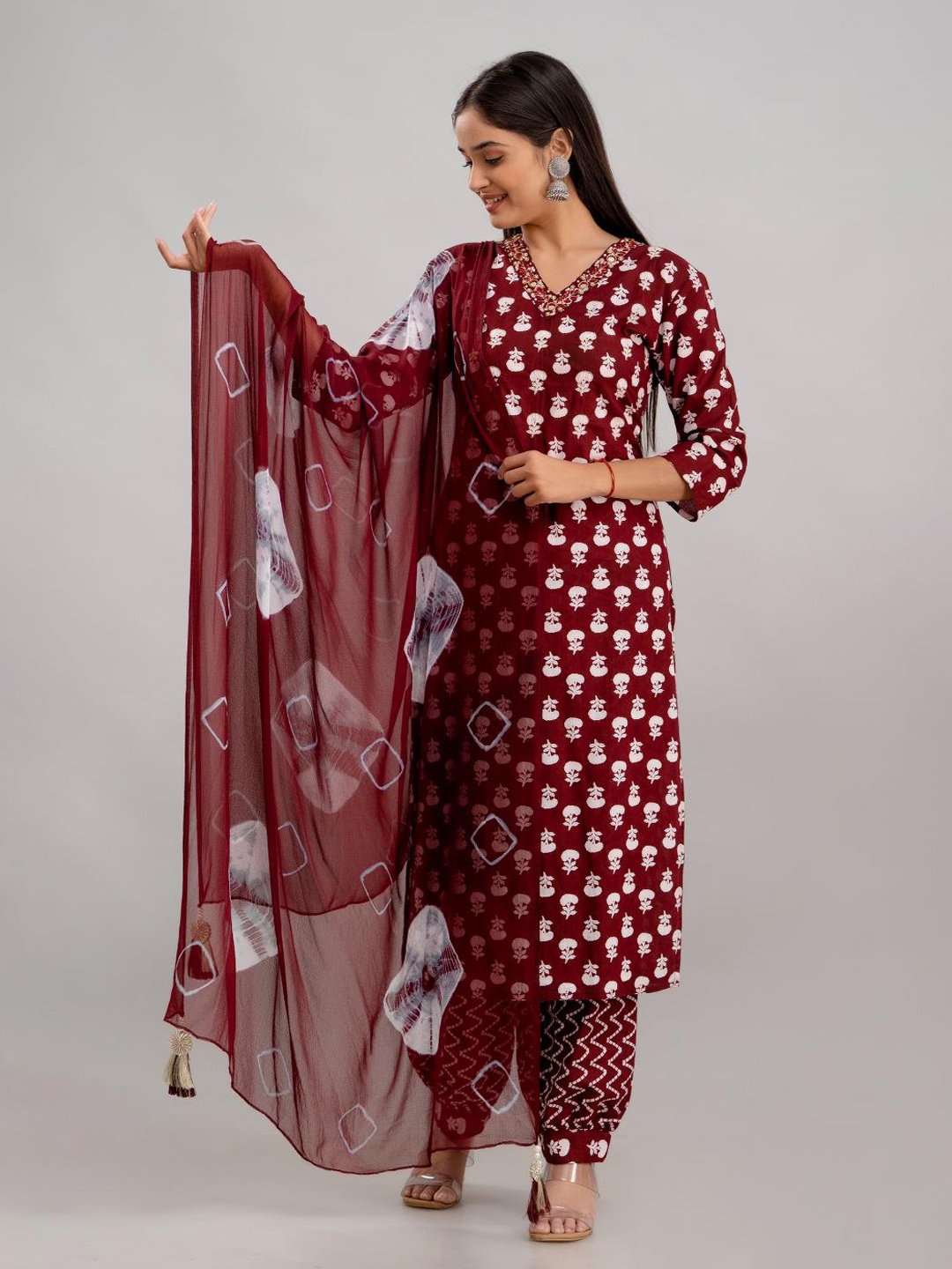 

SHOOLIN Ethnic Motifs Printed V-Neck Thread Work Straight Printed Kurta Set, Maroon