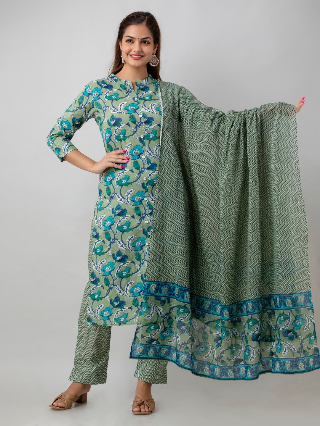

SHOOLIN Floral Printed Mandarin Collar Regular Kurta with Trousers & Dupatta, Green