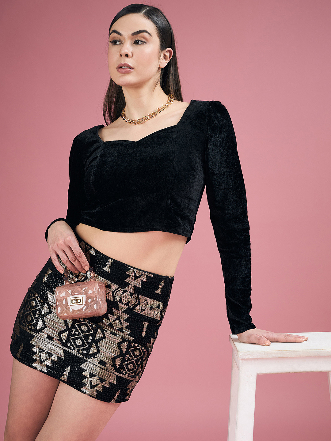 

DressBerry Black Sweetheart Neck Long Sleeves Crop Velvet Top